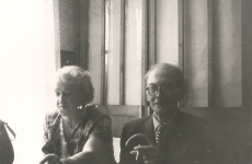 Elo ja Friedebert Tuglas Ahja keskkooli õpetajatetoas, 1963