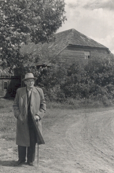 Friedebert Tuglas Võnnu koolimaja juures, 1963