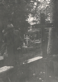 Friedebert Tuglas Jaan Suitsu kalmu juures Võnnu kalmistul, 1963