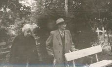 Elo ja Friedebert Tuglas Võnnu kalmistul, 1963