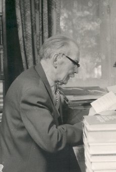 Friedebert Tuglas kodus töölaua juures 6. VI 1963