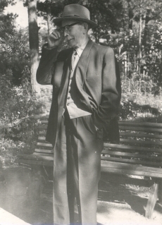 Friedebert Tuglas oma aias 6. VI 1963