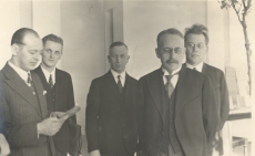 J. Sütiste, P. Ariste, P. Haliste, G. Suits, F. Tuglas 1934 ülikooli sööklas E. Vilde mälestusnäituse korraldamise puhul