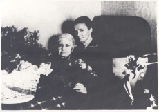Anna Haava 90. aastasena oma hooldajaga