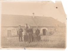 Pahuvere koolimaja. Seisavad: Ants Kurrik, Johannes Semper vanematega ja õe-vennaga