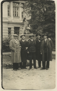 Henrik Visnapuu, Juhan Sütiste, Albert Kivikas, August Mälk, Erni Hiir Tallinnas Reaalkooli ees