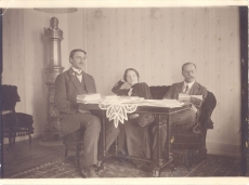 Eduard Vilde, Jürmann, Linda ja A. Arak (agronoom) Kopenhaagenis 1914