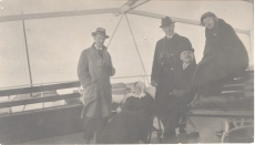 Eduard Vilde (paremalt teine) seltskonnaga laevalael [1920ndate aastate keskel]