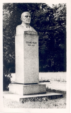Eduard Vilde, mälestussammas Muugal. Skulptor F. Sannamees