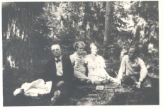 Eduard Hubel perekonnaga Saaremaa metsas