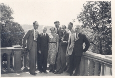 Eduard Hubel ja Bernard Kangro läti ajakirjanikega Riias VI 1939