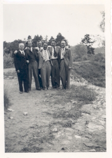 Eduard Hubel ja Bernard Kangro läti ajakirjanikega Riias VI 1939