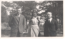 Eduard Hubel (paremalt esimene), Lilli Muuge ja Kirss