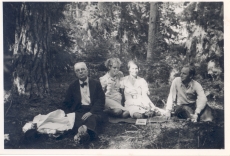 Eduard Hubel perekonnaga piknikul Saaremaa metsas