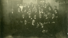 Albert Kivikas (II reas vas. 4. ) grupifotol "Veljesto" üritusel veebr. 1921. a.