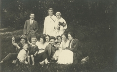Juhan Jaik grupifotol (ees keskel) Rõuges 19. VII 1923