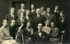 Grupp tudengeid õppejõud Johannes Adamsoniga (II reas keskel). Valmar Adams ees keskel