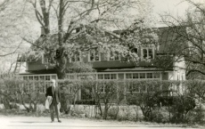 Karl Ristikivi seismas 1966. aastal Sigtunas maja ees, kus ta elas aastail 1945-1947
