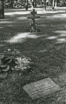 Karl Ristikivi haud Stockholmi metsakalmistul