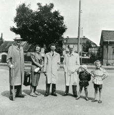 Rudolf Jalakas, tundmatu, Karl Ristikivi, Arvo Mägi ja tema lapsed [1940. aastate lõpus]