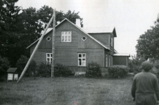Karl Ristikivi kodukoht Pärnamaa (hiljem Kilgimetsa) külas Paadremaa vallas 1964. aastal. (Maja ümber ehitatud 1936. a)