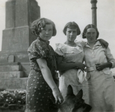 Kersti Merilaas (keskel) grupifotol