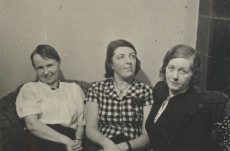Paremalt: Marie Under, Hedda Hacker ja tundmatu 30.12.1937