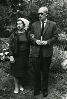 Kersti Merilaas ja August Sang Kersti ema matusel Väike-Maarja vanal kalmistul 18.08.1966