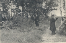 Lydia Koidula haual 1944. a suvel. Paremal istuvad: D. Vaarandi, Johannes Semper, keskel: J. Jensen