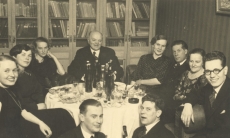 Marie Underi vend Gottfried Under (laua ees paremal) grupipildil 17. IV 1935