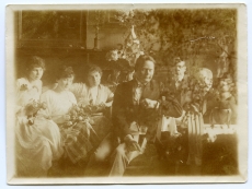 Aleksander Tassa (keskel esiplaanil) grupifotol