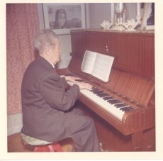 Johannes Aavik klaverit mängimas