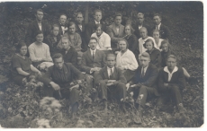 Johannes Aavik (keskel) oma õpilastega Kuressaares