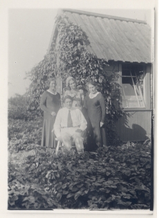 Johannes Aavik, Juuli Aavik, Aleksandra Aavik ja Liisi Aavik Kuressaares oma kodu aias