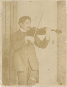 Johannes Aavik viiuldamas