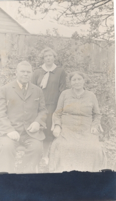 Johannes Aaviku tädimees, täditütar Marta ja tädi