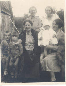 Johannes Aaviku tädi (vas II), tädipoeg Oskari naine ja lapsed