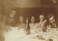 Henrik ja Hilda Visnapuu grupifotol 1928. a. paiku (vasakul)
