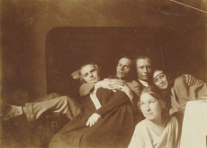 Henrik ja Hilda Visnapuu grupifotol 1928. a. paiku 