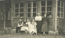 Henrik ja Hilda Visnapuu  grupifotol  (fotol paremal) Luunja Sirgul 1934. a. suvel