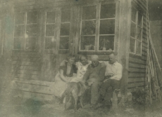 Henrik ja Hilda Visnapuud grupifotol Sirgu talus