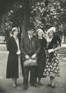 Henrik ja Hilda Visnapuud grupifotol (keskel)