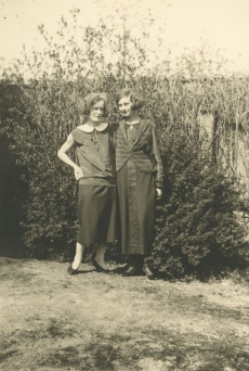 Emilie Vares-Barbarus ja Hilda Visnapuu (paremal)