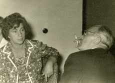 Kersti Merilaas ja August Sang Helene Siimiskeri dissertatsioonikaitsmise peol Kirjandusmuuseumis 21.06.1963