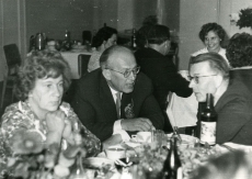 Helene Siimiskeri dissertatsioonikaitsmise pidu Kirjandusmuuseumis 21.06.1963. Vasakult: Kersti Merilaas, August Sang, August Palm; taga: Olli Kõiva