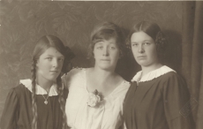 Marie Under koos tütarde Hedda (vasakul) ja Dagmariga
