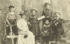 Peeter Grünfeldt perekonnaga 1907. aastal. Vas. Poeg Herbert, abikaasa Anna-Maria, tütar Gerda, tütar Meeta, tütar Else, Peeter Grünfeldt