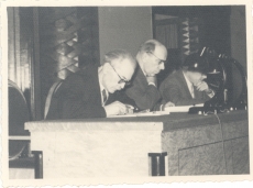 Friedebert Tuglas ja Johannes Semper presiidiumilaua taga