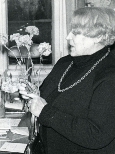 Betti Alver oma 75. aasta juubeliõhtul Tartu Kirjanike Majas 27.11.1981