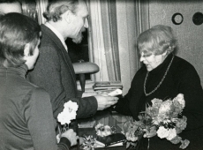 Betti Alver vastu võtmas õnnitlusi oma 75. juubelil Tartu Kirjanike Majas 27. XI 1981